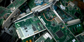 Expansão da inteligência artificial aumenta a demanda por servidores, energia e água e pode agravar o problema do lixo eletrônico no mundo.
