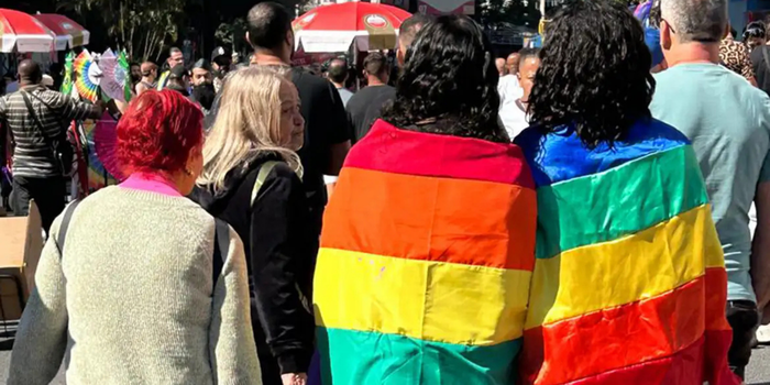 Plataforma Sentinela identifica 13 mil comentários ofensivos contra candidaturas LGBT+ nas eleições de 2026 e mais de 11 mil contas envolvidas.
