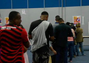 Eleitores chegaram cedo e formaram filas antes da abertura dos locais de votação no Rio. Estado tem mais de 12,8 milhões de pessoas aptas a votar.