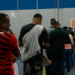Eleitores chegaram cedo e formaram filas antes da abertura dos locais de votação no Rio. Estado tem mais de 12,8 milhões de pessoas aptas a votar.