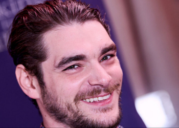 Morte de RJ Mitte, ator conhecido por interpretar Walter White Jr. em “Breaking Bad”, repercute entre fãs. Circunstâncias seguem sob investigação.