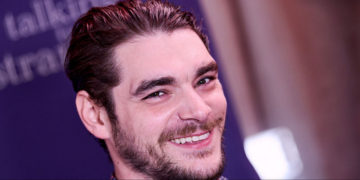 Morte de RJ Mitte, ator conhecido por interpretar Walter White Jr. em “Breaking Bad”, repercute entre fãs. Circunstâncias seguem sob investigação.