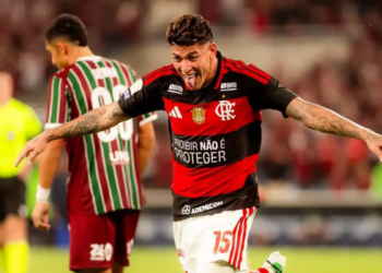 Flamengo vence o Fluminense e reassume a liderança do Brasileirão com 64 pontos, um à frente do Palmeiras. Veja os resultados e a situação da tabela.