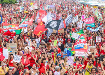 Ato em Copacabana reúne apoiadores de Lula durante o feriado de Nossa Senhora Aparecida. Manifestantes destacam democracia, educação e direitos sociais.