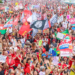Ato em Copacabana reúne apoiadores de Lula durante o feriado de Nossa Senhora Aparecida. Manifestantes destacam democracia, educação e direitos sociais.