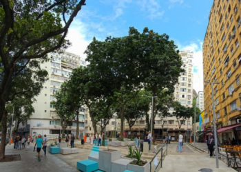 Prefeitura do Rio inaugura a revitalização da Praça Sarah Kubitschek, em Copacabana, com novos brinquedos, parcão, academia para idosos e acessibilidade.