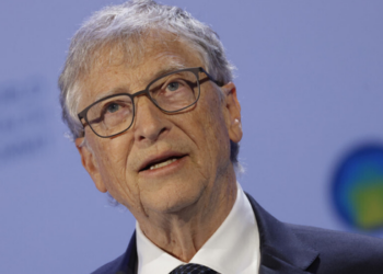 Bill Gates alerta para os riscos da inteligência artificial, incluindo ataques cibernéticos e bioterrorismo, e defende regras mais rígidas para a tecnologia.