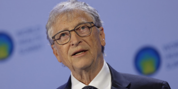 Bill Gates alerta para os riscos da inteligência artificial, incluindo ataques cibernéticos e bioterrorismo, e defende regras mais rígidas para a tecnologia.