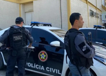 Polícia Civil do RJ prende pelo menos três suspeitos em operação contra rede investigada por fornecer drogas e armas ao Comando Vermelho.