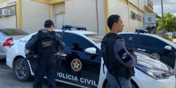 Polícia Civil do RJ prende pelo menos três suspeitos em operação contra rede investigada por fornecer drogas e armas ao Comando Vermelho.