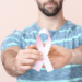 Câncer de mama também atinge homens. Dados da SBRT apontam mais de 2 mil registros masculinos entre 2020 e 2023 e reforçam a importância do diagnóstico precoce.