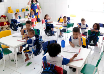 Escolas públicas têm até 31 de outubro para escolher livros e materiais pedagógicos da educação infantil pelo PNLD 2026-2029.
