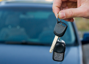 Rio de Janeiro cria programa CNH Social para oferecer habilitação gratuita a pessoas de baixa renda inscritas no CadÚnico. Inscrições devem começar em 2027.