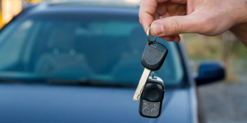 Rio de Janeiro cria programa CNH Social para oferecer habilitação gratuita a pessoas de baixa renda inscritas no CadÚnico. Inscrições devem começar em 2027.