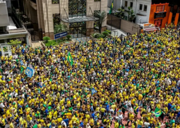 Flávio Bolsonaro reúne apoiadores na Avenida Paulista, fala sobre anistia a Jair Bolsonaro e promete indicar quatro ministros ao STF caso seja eleito.