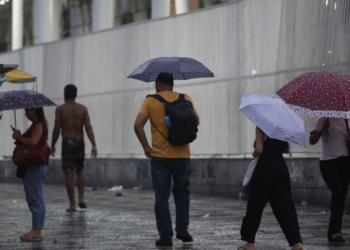 Rio de Janeiro terá chuva, raios e ventos de até 76 km/h neste domingo (25), dia do segundo turno das eleições, segundo o Alerta Rio.