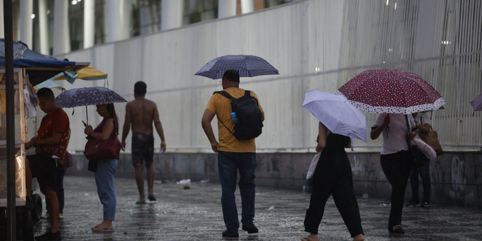 Rio de Janeiro terá chuva, raios e ventos de até 76 km/h neste domingo (25), dia do segundo turno das eleições, segundo o Alerta Rio.