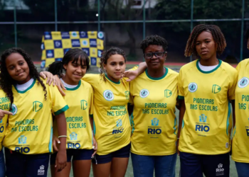 Ex-jogadoras da seleção brasileira visitam escola municipal no Rio, compartilham histórias de superação e participam do lançamento do programa Pioneiras nas Escolas.