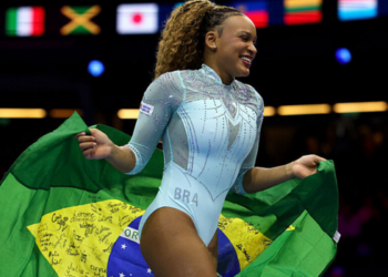 Rebeca Andrade conquista o tricampeonato mundial no salto em Roterdã, chega a dez medalhas em Mundiais e amplia seu histórico de títulos pela ginástica brasileira.