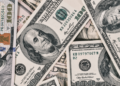 Dólar sobe 8,21% e fecha a R$ 5,403, enquanto Ibovespa cai 13,88% após a vitória de Lula, em pregão marcado por forte volatilidade.
