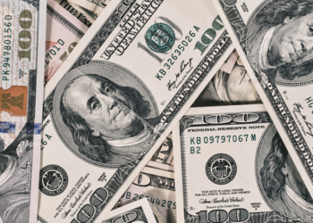 Dólar sobe 8,21% e fecha a R$ 5,403, enquanto Ibovespa cai 13,88% após a vitória de Lula, em pregão marcado por forte volatilidade.