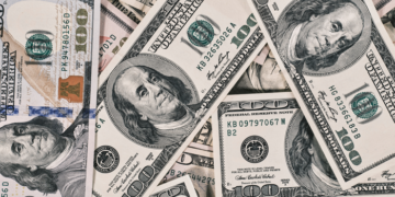 Dólar sobe 8,21% e fecha a R$ 5,403, enquanto Ibovespa cai 13,88% após a vitória de Lula, em pregão marcado por forte volatilidade.