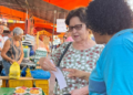 Comlurb realiza campanha sobre coleta seletiva em feira livre de Santa Cruz, na Zona Oeste do Rio, e orienta moradores sobre reciclagem.