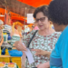 Comlurb realiza campanha sobre coleta seletiva em feira livre de Santa Cruz, na Zona Oeste do Rio, e orienta moradores sobre reciclagem.