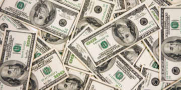 Dólar cai 1,07% e fecha a R$ 5,349, enquanto Ibovespa recua 0,51%. Mercado acompanha incertezas fiscais e expectativas para o próximo governo.