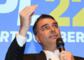 Autoridades argentinas confirmaram a entrada de Flávio Bolsonaro e três familiares no país. Plano de voo indicava Guayaquil, no Equador, como destino.