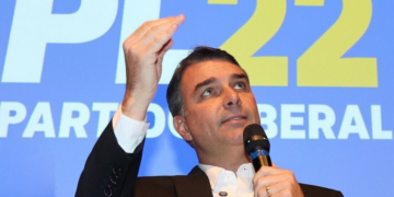 Autoridades argentinas confirmaram a entrada de Flávio Bolsonaro e três familiares no país. Plano de voo indicava Guayaquil, no Equador, como destino.