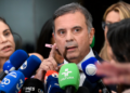 Rogério Marinho afirma que não há provas para sustentar acusação de fraude nas eleições de 2026 e contrasta com declarações de Flávio Bolsonaro.
