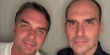 Eduardo Bolsonaro reencontra Flávio nos Estados Unidos e afirma que seguirá atuando politicamente. Senador divulgou carta com acusações eleitorais sem apresentar provas.