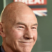 Patrick Stewart, ator de Star Trek e X-Men, morre aos 86 anos em Los Angeles. Artista enfrentava Alzheimer e demência com corpos de Lewy.