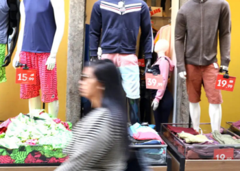 Comerciantes denunciam perseguição após aparecerem em listas de boicote político nas redes sociais. Empresários relatam queda nas vendas e abalo emocional.