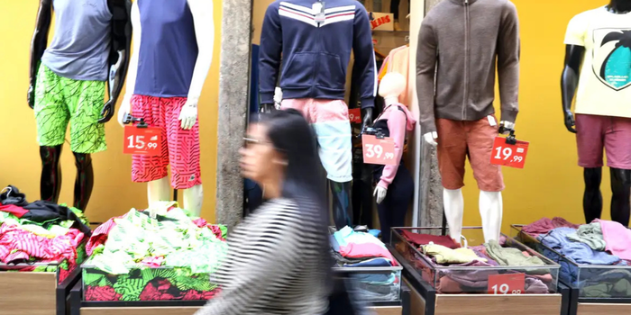 Comerciantes denunciam perseguição após aparecerem em listas de boicote político nas redes sociais. Empresários relatam queda nas vendas e abalo emocional.