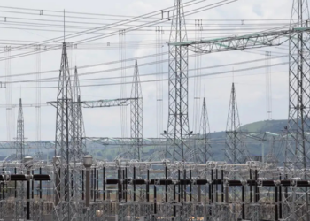 Aneel prevê três leilões de transmissão de energia em 2027, com potencial para atrair mais de R$ 50 bilhões em investimentos no Brasil.