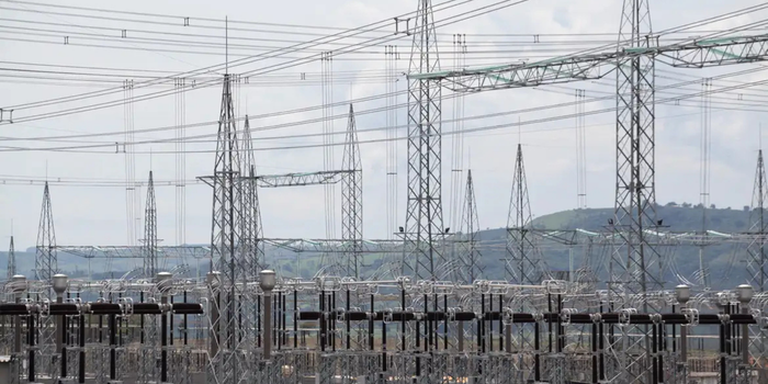 Aneel prevê três leilões de transmissão de energia em 2027, com potencial para atrair mais de R$ 50 bilhões em investimentos no Brasil.