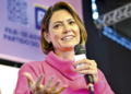Michelle Bolsonaro afirma que Jair Bolsonaro defende união entre aliados após a derrota de Flávio e rejeita a busca por responsáveis pelo resultado eleitoral.