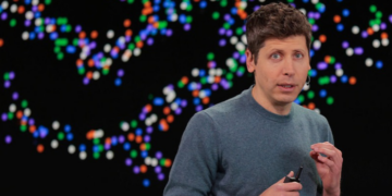 Sam Altman defende acesso amplo à inteligência artificial e afirma que os benefícios da tecnologia devem superar os riscos de seu uso indevido.