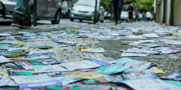 Primeiro turno das Eleições 2026 registra filas em locais de votação no Rio e grande quantidade de santinhos espalhados nas ruas neste domingo.