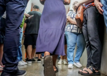 Homem de 62 anos morre após passar mal em local de votação na Barra da Tijuca, no Rio, durante o primeiro turno das Eleições 2026.
