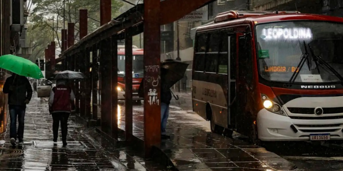 Segunda-feira (5) terá chuva forte e risco de tempestades em áreas do Sul, Sudeste e Centro-Oeste, enquanto Norte e Nordeste seguem com temperaturas elevadas.