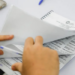 Mais de 33 milhões de brasileiros não votaram no primeiro turno das Eleições 2026. Abstenção e indecisos ganham peso na disputa de 25 de outubro.