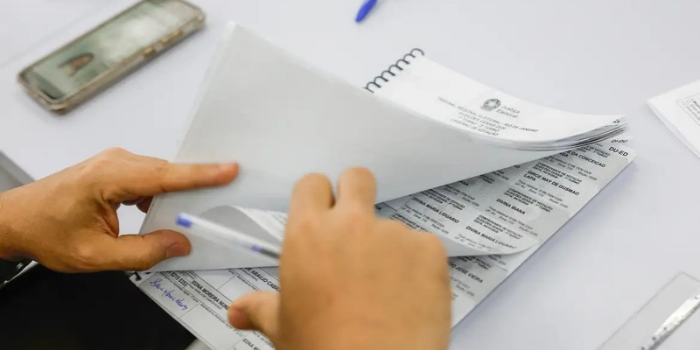 Mais de 33 milhões de brasileiros não votaram no primeiro turno das Eleições 2026. Abstenção e indecisos ganham peso na disputa de 25 de outubro.