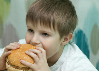 OMS publica primeiro guia específico para prevenção e tratamento da obesidade em crianças e adolescentes após aumento expressivo dos casos no mundo.