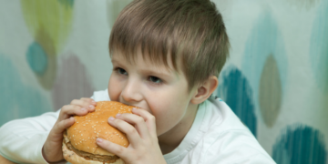 OMS publica primeiro guia específico para prevenção e tratamento da obesidade em crianças e adolescentes após aumento expressivo dos casos no mundo.