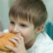 OMS publica primeiro guia específico para prevenção e tratamento da obesidade em crianças e adolescentes após aumento expressivo dos casos no mundo.