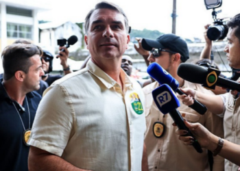 Flávio Bolsonaro detalha propostas de mudança na Constituição e cita reforma do Judiciário, maioridade penal, reforma tributária e fim da reeleição.
