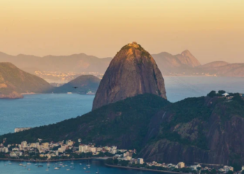 Polícia Militar reforça segurança no Rio durante o feriado de Nossa Senhora Aparecida com 1.400 agentes em estradas, praias, terminais e pontos turísticos.